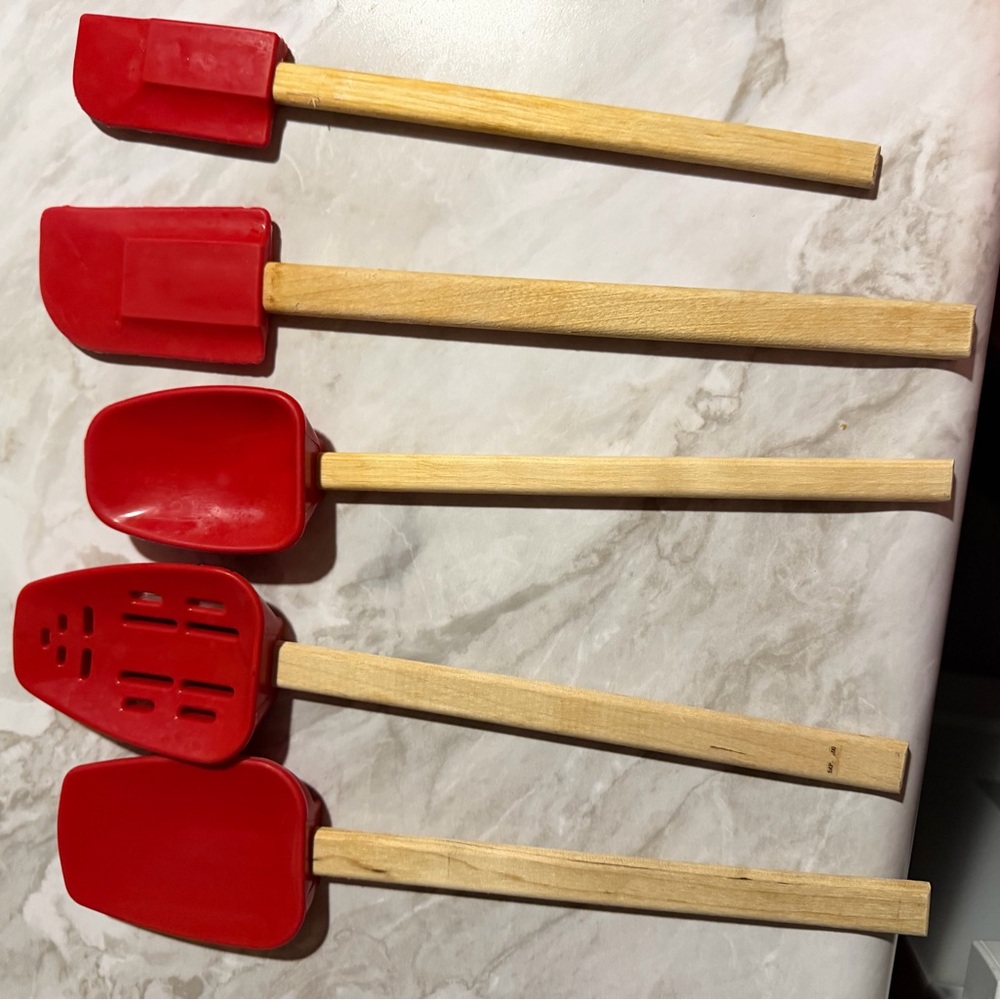 Le Creuset Red Silicone Spatula Set with Bamboo Handles - Picture 2 of 4